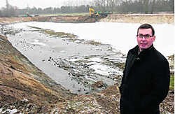 Schepen Johan Braem bij het nieuwe waterspaarbekken. Kurt Desplenter