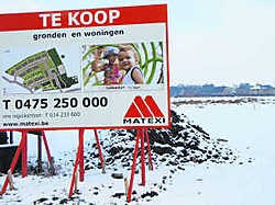 Overal in de grensstreek staan er kavels te koop, maar de interesse uit Nederland is sterk geluwd.Eddy Meulemans