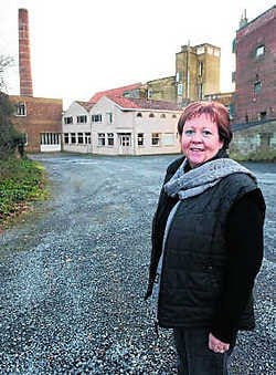 Burgemeester Ria Beeusaert-Pattyn voor de site Debaillie. Hier komt een nieuw complex met zaal en in de tweede fase een bibliotheek en muziek- en woordacademie. sbr