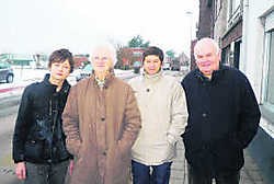 De bewoners van de Reetsesteenweg willen dat het zwaar verkeer uit hun straat verbannen wordt.nna