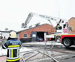De brandweer had het vuur snel onder controle en kon voorkomen dat het gebouw helemaal uitbrandde.lvh