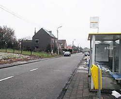 Aan deze bushalte van De Lijn ter hoogte van de Ninoofsesteenweg en de Ramerstraat werd Friedel G. bijna ontvoerd. Yvan De Saedeleer