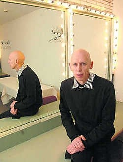 Peter Hoogland ontvangt de bezoekers zondag backstage in het Kursaal.Dominique Jauquet
