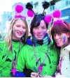 Telisa Lauwers, Stefanie Verstraete en Celine Delforche vallen op met hun roze en zwarte antennes.