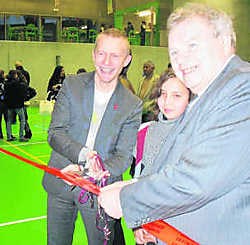 Staatssecretaris Bruno De Lille knipt het lint door. Gymnasium is officieel open. rdb