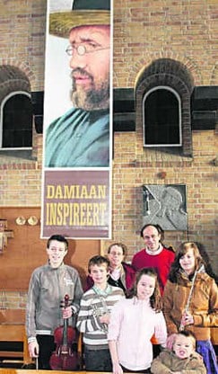 Marc Deckers, zijn vrouw Marijke en de vijf kinderen brengen muzikaal hulde aan Sint-Damiaan. tab