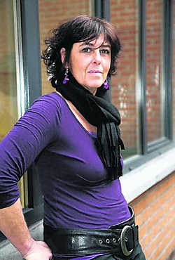 Marijke Moens van vrijwilligers-<br>organisatie Dakant coördineert de voedsel-<br>bedeling: 'Ik denk dat we op één seizoen gemakkelijk duizend mensen helpen.'<br> Koen Fasseur