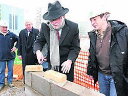 Rector Paul Van Cauwenberge legde de eerste steen van het nieuwe complex op de Kantienberg.Frederiek Vande Velde