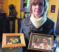 Patricia met de ingelijste foto's van haar drie Haïtiaanse lievelingen: links de vermiste jongen Gasnel, rechts de meisjes Micheca en Christiane, die in Lokeren wonen.Jean-Pierre De Lamper