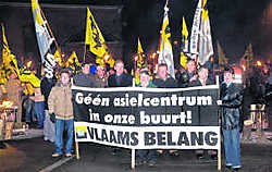 Zo'n 150betogers stapten op achter een spandoek met de slogan: 'Geen asielcentrum in onze buurt'. Stefaan Beel