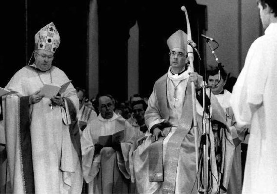 Op 14 april 1991 wijdde kardinaal Godfried Danneels André-Mutien Léonard (midden) tot bisschop van Namen.vum