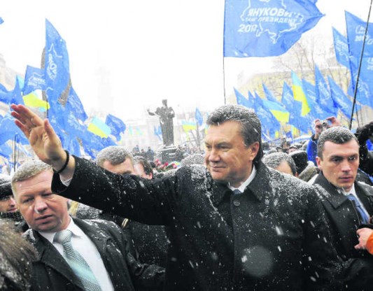 Uitdager Viktor Janoekovitsj, op campagne in Lviv. Bij de Oranje revolutie In 2004 schaarde Lviv zich voluit achter Viktor Joesjtsjenko.afp