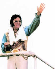 Elvis in 1976. Eén jaar voor zijn dood stond hij duidelijk niet meer zo scherp als bij zijn comeback in 1968. ap