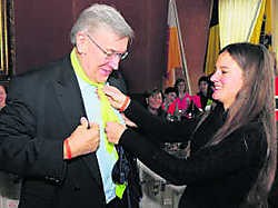 Barbara Dumoulin doet staatssecrecretaris Etienne Schouppe een fluodas om. phk