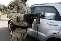 Een Irakese soldaat screent een auto op explosief materiaal met de bomdetector ADE 651. afp