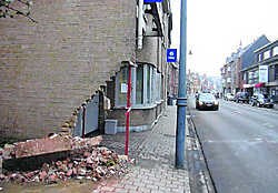 De auto reed tegen een scheidingsmuur. Het politiegebouw liep geen schade op.ram