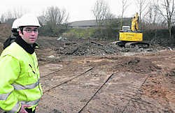 De opruimers legden een weg aan naar het stort, in de bezinkingsvijvers van de verdwenen suikerfabriek.Raymond Billen