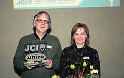 Willy De Praeter en Nathalia Tsala met hun award.pma