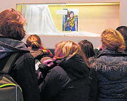 Klasgenoten van Annelies Van den Berghe herdenken de jonge vrouw aan het rouwhoekje dat in de school werd ingericht. Kurt Desplenter