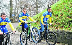 De ex-renners beklommen gezamenlijk de Muur. Eddy Vuylsteke