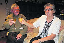 Chantal Dehandschutter klinkt samen met haar broer Guy op de behouden thuiskomst en haar 65ste verjaardag. Jan Auman