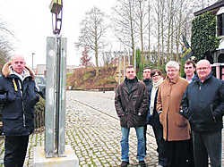 Enkele omwonenden bij het monument voor de Ronde in de Paddestraat.vbj