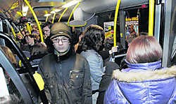 Yves moet elke dag de overvolle bus op om naar school te gaan. Michel Vanneuville
