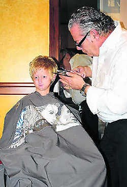 Kapper Luc brengt de pruik van Michiel in orde. kvh