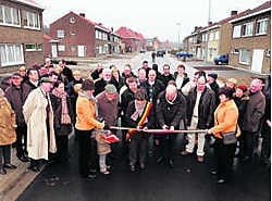 Burgemeester Carl Vereecke en wijkburgemeester Agnes Noppe mochten de heraangelegde Weidenstraat in Kuurne officieel openen. Patrick Holderbeke