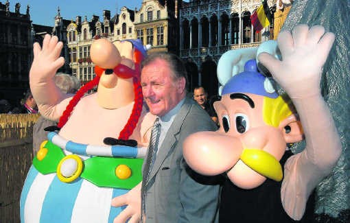 De tekenaar Uderzo tussen zijn helden Asterix en Obelix. Marc Herremans