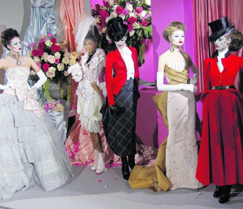 In Parijs stelde het modehuis Dior gisteren zijn haute couture-collectie voor de lente van 2010 voor. De Britse ontwerper John Galliano liet zich inspireren door de paardrijdsters uit de 19de eeuw. Met die stijlvolle amazones in het achterhoofd bedacht hi