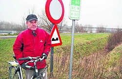 Antoine Vermeulen vindt het absurd dat de dienst Waterwegen en Zeekanaal de verbodsborden, die op het jaagpad alle verkeer verbieden, pal naast de borden van het fietsroutenetwerk plaatst. pdv