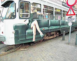Het tramstel moest uit de sporen worden gelift zodat het verkeer rond het De Coninckplein normaal kon verlopen. vjb