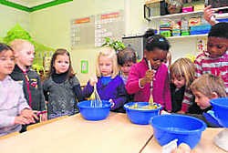 De kleuters van basisschool De Leerboom bakken wafels.yds