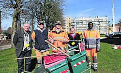 Eric Vandenborre, Alex Vandeneede, Raymond Verbeecke, Anja Van Lierde en Narcise Musonera van de milieudienst krijgen versterking in hun strijd tegen het zwerfvuil. pma
