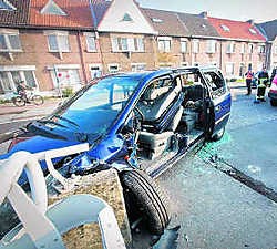 De auto belandde tegen een betonnen wand.Stijn Hermans