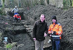 Archeoloog Bert Heyvaert en burgemeester Verfaillie hopen meer te weten te komen over het verleden van de site rond het klooster van de Blauwe Zusters. Mark Maes