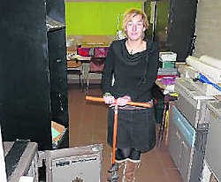 Ariane Aris bij de opengebroken kluis.pel