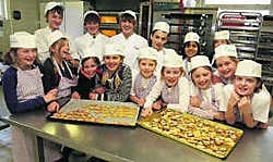 De leerlingen hopen honderden hartvormige koekjes te verkopen. Louis Verbraeken