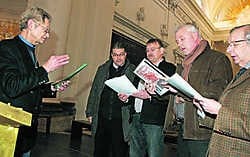 Mijnheer André (links) en zijn koorleden oefenen op hun Leuvens.Koen Merens