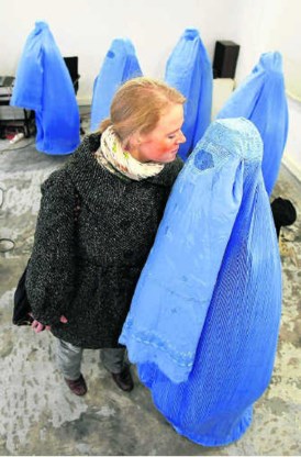 'Verdwijning' heet dit werk van de Franse artiest Jean-Pierre Giovanelli. Het toont boerka's uit Afghanistan en is te zien in Nice.ap