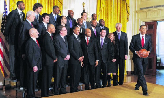 Twee dagen voor zijn toespraak vond Barack Obama nog de tijd om de Belg Didier Mbenga (uiterst linksboven) en zijn team de L.A. Lakers, de regerende NBA-kampioen, te ontvangen.epa