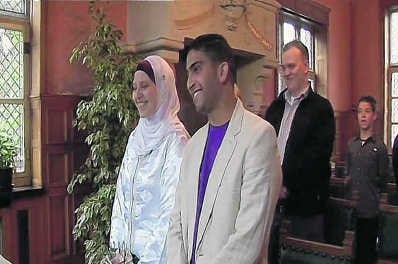 Linsey (Safiya) Daman (l.) en Abdelali (Ali) Jahoub op hun huwelijksplechtigheid in Gent.vrt