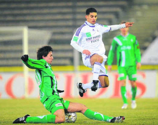 Dankzij een vroeg doelpunt van Bojan Bozovic (links, in duel met Mbark Boussoufa) knikkerde Cercle Anderlecht uit de Belgische beker.belga