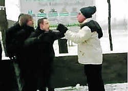 Een leraar ging door het lint nadat een jongen van 15 een sneeuwbal in zijn gezicht had gegooid. Een leerling filmde het incident en zette de beelden op het internet.