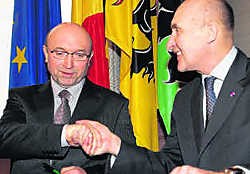 Hugo De Waele werd na zijn eedaflegging gefeliciteerd door gouverneur André Denys. Frederiek Vande Velde