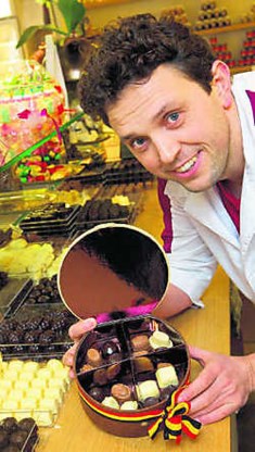'Marsepein en suikervulling zijn een officieel geschenk onwaardig. Het moet ambachtelijk zijn', zegt Jeroen Bailleul. <br>Kurt Desplenter