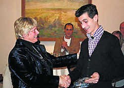 Burgemeester Alida De Bie (CD&V) overhandigde de Gulden Garve aan chef-kok Tim Meuleneire.env