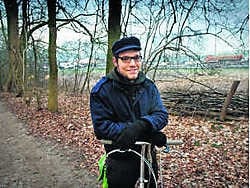 Tijs Boelens van de Jeugdbond Natuur en Milieu op de oeroude Schapenweg door het Laarbeekbos. Bart De Waele