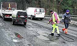De putten in de E313 werden gisteren voorlopig hersteld.lvh